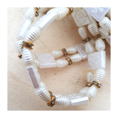 Náramek ÓM dvojitý bílý