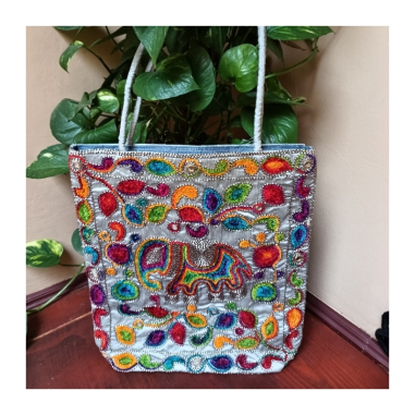 Taška s barevnou výšivkou