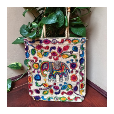 Taška s barevnou výšivkou