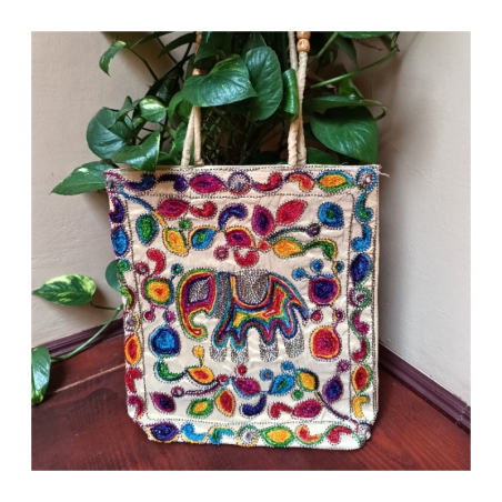 Taška s barevnou výšivkou
