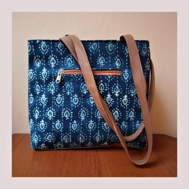 Kabelka modro bílá