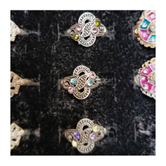 Orientální kovový prsten s barevnými kamínky 1