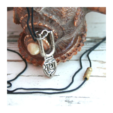 Přívěšek Tilak Krišna (nápis v sanskrtu)