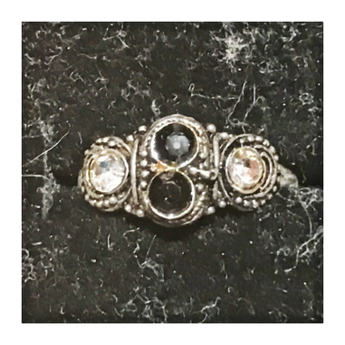 Orientální kovový prsten, černá očka svisle