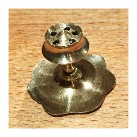 Stojánek na tyčinky mosazný