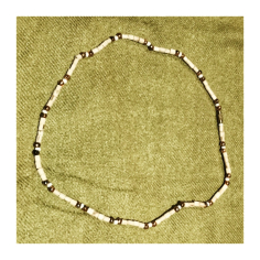 Kantimála 1ř. bílý mezi zlatými korálky