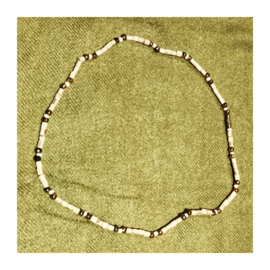 Kantimála 1ř. bílý mezi zlatými korálky