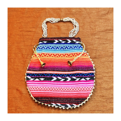 Taštička vyšívaná s perličkovým držadlem