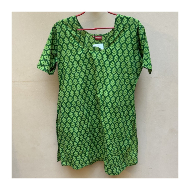 Dámská kurta s krojeným výstřihem, kr. rukáv