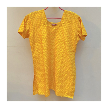 Dámská kurta s krojeným výstřihem, kr. rukáv