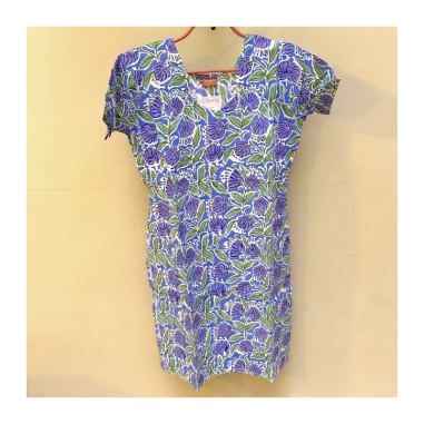 Dámská kurta s krojeným výstřihem, kr. rukáv