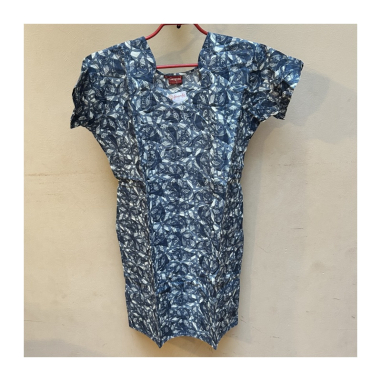 Dámská kurta s krojeným výstřihem, kr. rukáv