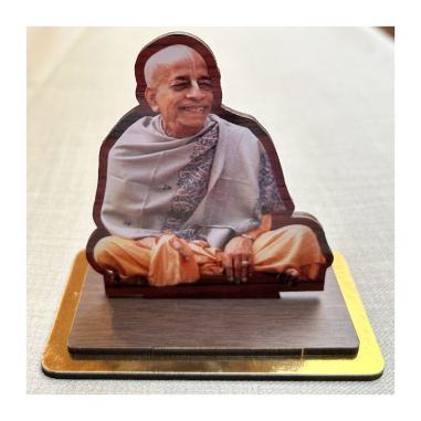 Dřevěný obr. na podstavci Prabhupád