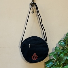 Kabelka přes rameno kruhová černá, pr. 28 cm 2