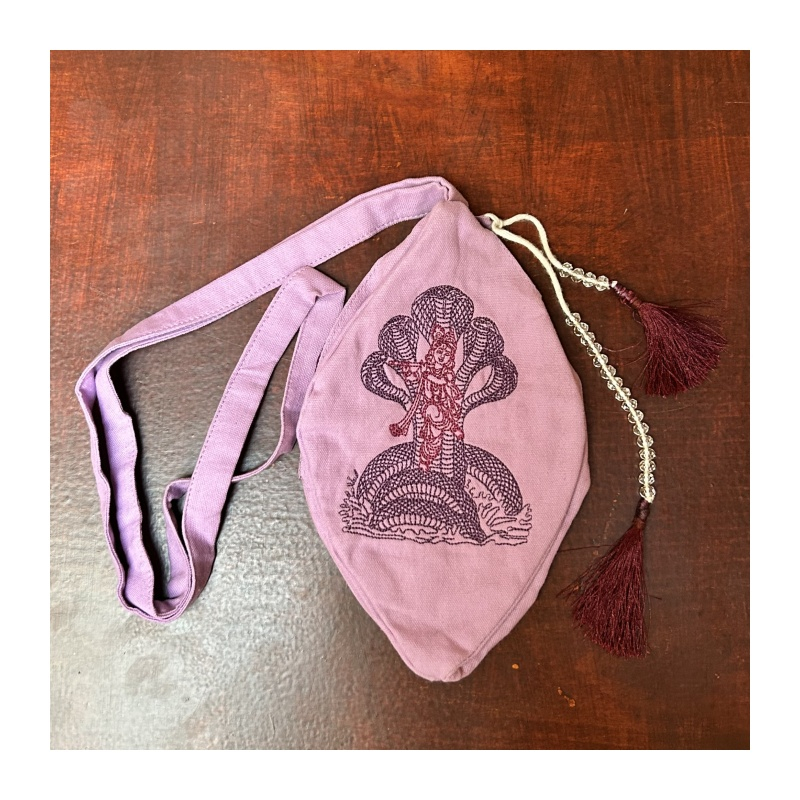 Japa pytlík vyšívaný lila Krišna s Kaliyou, vel. M, L