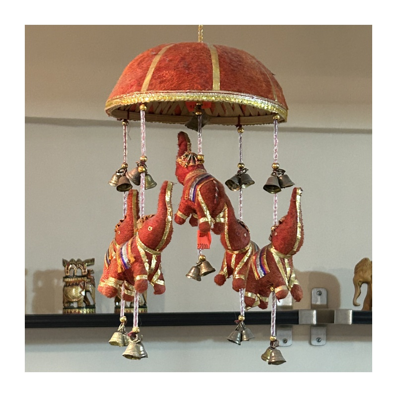 Závěsní sloni pod slunečníkem