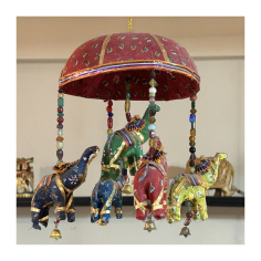 Závěsní sloni pod slunečníkem