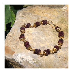 Náramek rudrakša ozdobný (po dvou kuličkách)