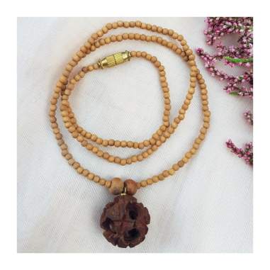 Korálky s přívěškem rudrakša