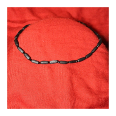 Kantimála 1ř. černá s černými vícestěnnými korálky