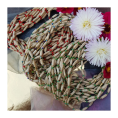 Kantimála 1ř. červený/zel./modrý/černý mezi 2 zlatými korálky