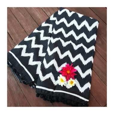 Sárí bavlna s bambulkami bílá-černá-magenta s látkou na čolí